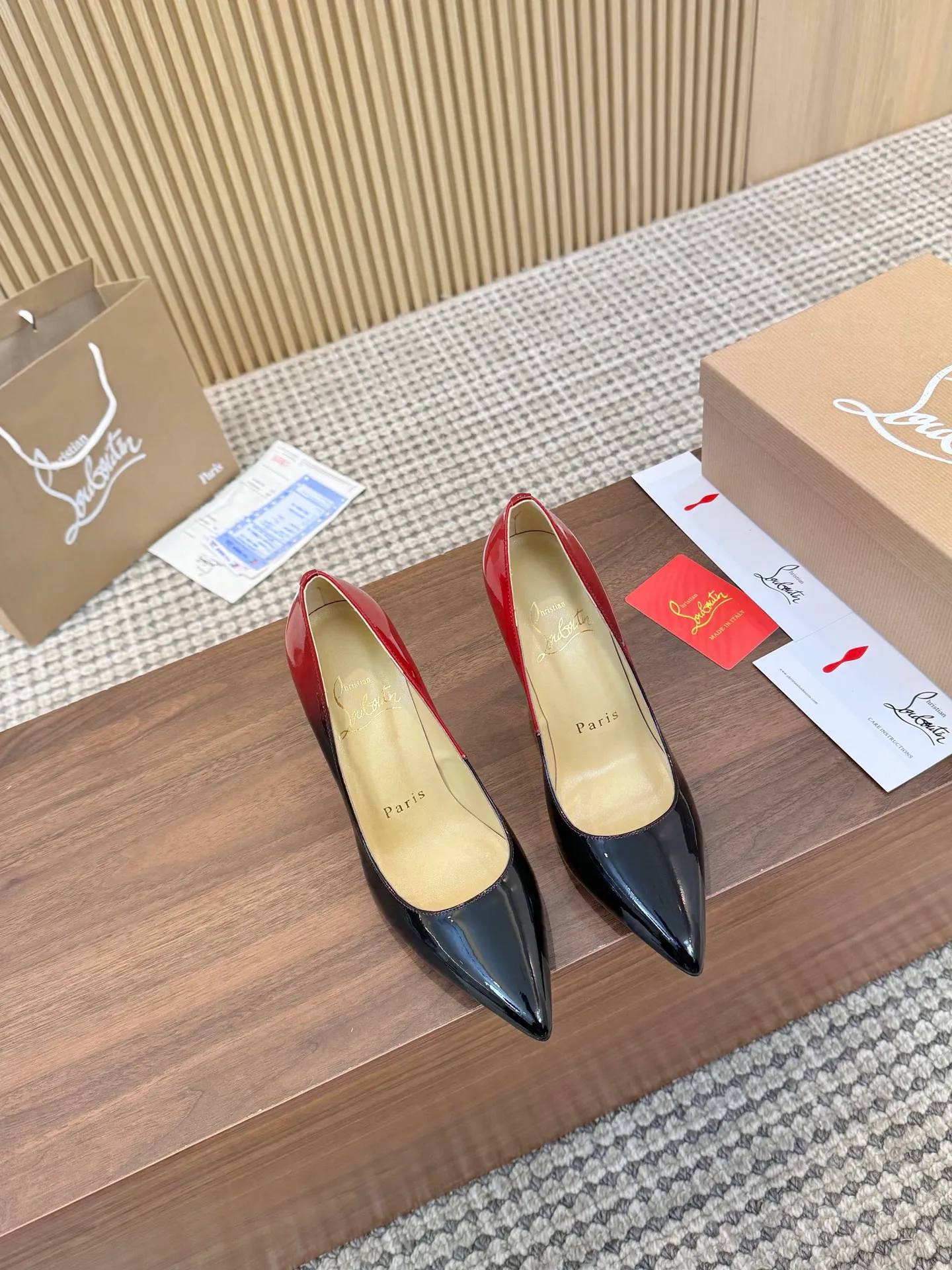 👟👟Ex-factory price 440👟👟 Genuine leather sole +40 Year-round shipment💝Christian Louboutin CL👠 Classic "💎Cow Patent Leather💎 Series" noble and luxurious, real blingbling👟👟 Real materials, all customized by the pattern maker, and the materials are made of original customized materials to achieve the taste of the original 6 color options💍 Upper: Imported 👉cow patent leather💪 Lining: Sheepskin foot pad/lining Size: 34-40.41.42 Heel height: 10.5cm and 8.5cm two options Leather sole Rubber sole